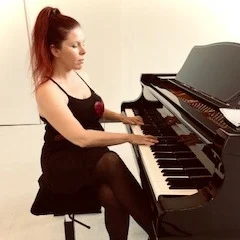 Lara B – Piano – HELSINKI