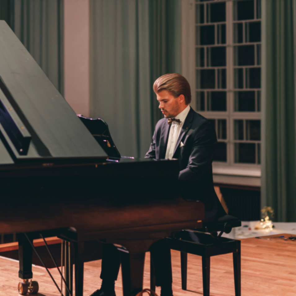Pianisti-laulaja Riku Breilin – Piano – Tampere